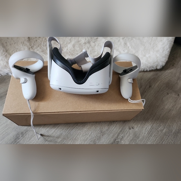 VR Headset with Controllers - White - Picture 1 of 7